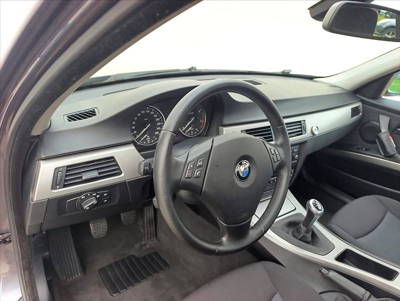 BMW Řada 3 2,0 d 130kW Aut.klima Tempomat - fotka 13 z 30