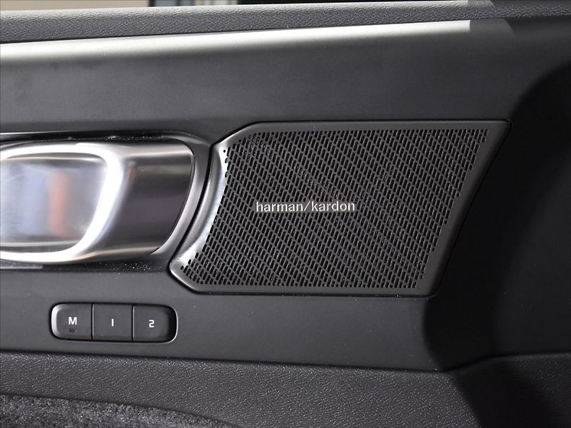 Volvo XC40 2,0 B4 Ultra Panorama,BLIS - fotka 16 z 24