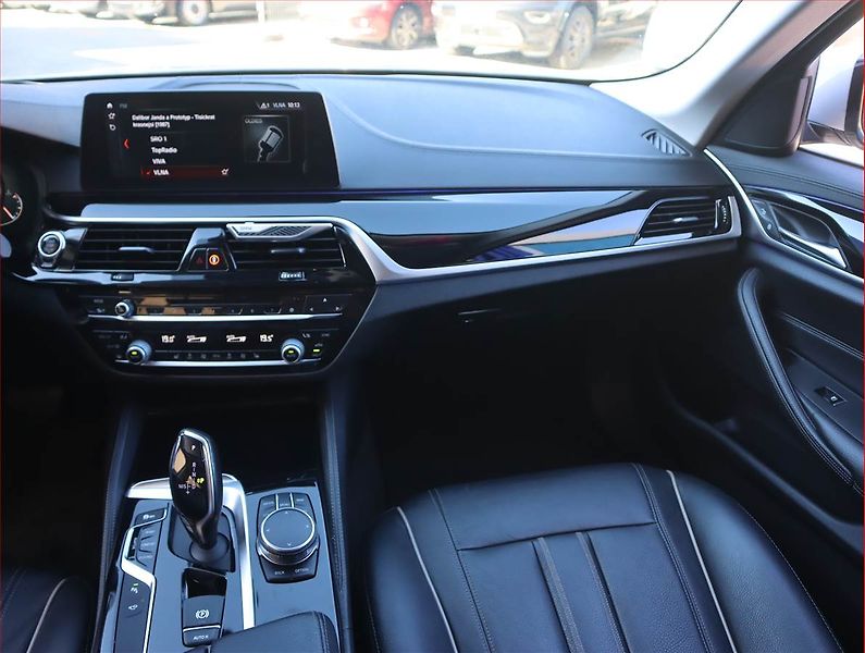 BMW Řada 5 (2017) Luxury Line 530d - fotka 8 z 21