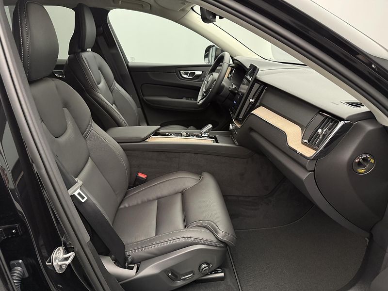 Volvo XC60 (2026) B5 AWD AUT BRIGHT PLUS - fotka 23 z 30