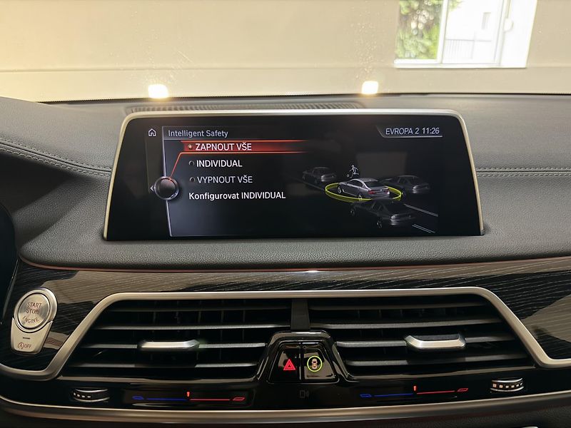 BMW Řada 7 BMW 740d xDrive M-Paket CZ - fotka 35 z 50