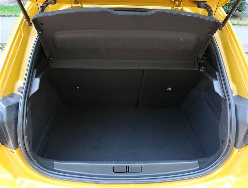 Peugeot 208 (2023) 1.2 PureTech, Automat, ČR - fotka 14 z 21