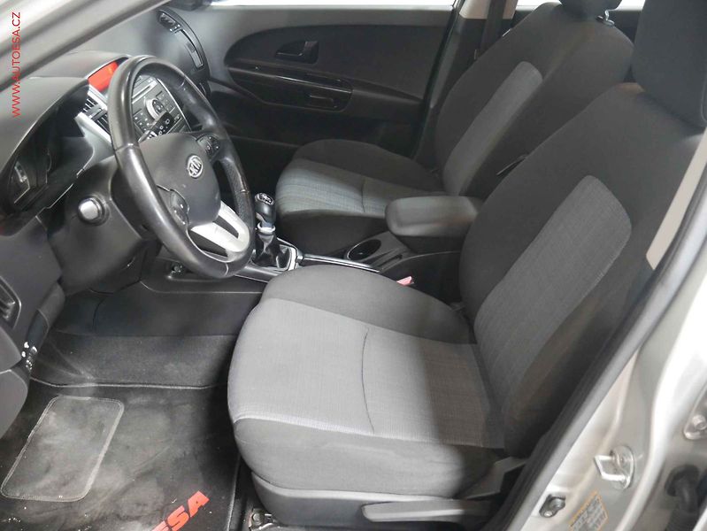 Kia Ceed (2013) 1.4i, ČR, AC, tempo - fotka 9 z 14