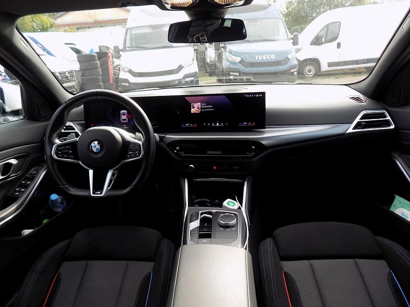 BMW Řada 3 330I 180 KW M SPORT XDRIVE - fotka 24 z 39