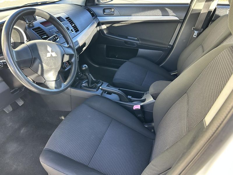 Mitsubishi Lancer 1.6 i MIVEC Sportback - fotka 18 z 39