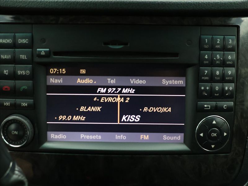 Mercedes-Benz Viano 3,0 CDI 165kW Aut. 6-Míst Tažn - fotka 25 z 36