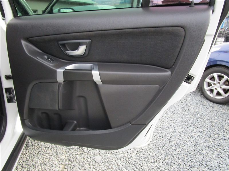 Volvo XC90 2.4 D5, AWD, automat, 7 míst - fotka 26 z 47