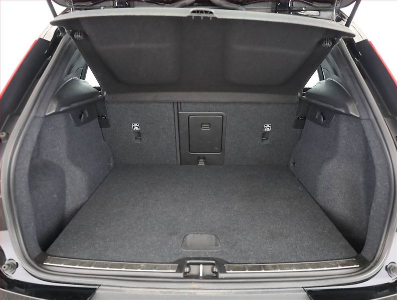 Volvo XC40 (2019) D4 AWD, 4X4, Automat, Kůže - fotka 12 z 13