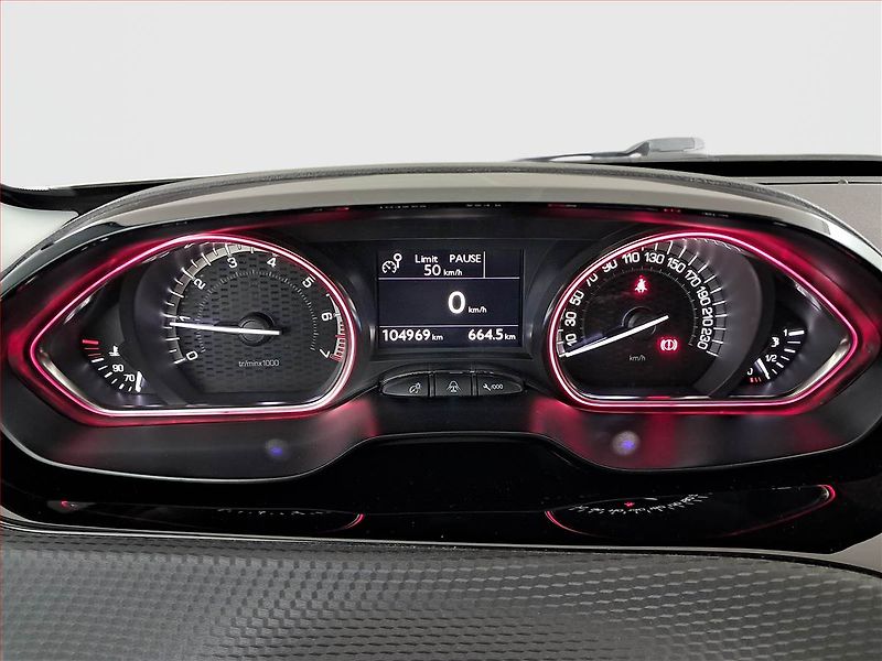 Peugeot 2008 (2016) 1.2 PureTech, Tempomat - fotka 11 z 18