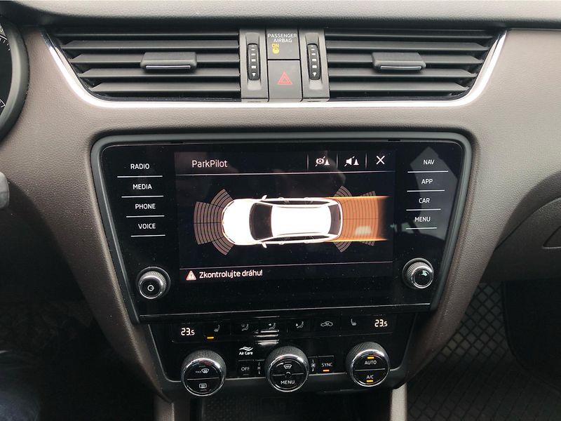 Škoda Octavia Combi 2,0 TDI DSG L&K 135 kW - fotka 22 z 30