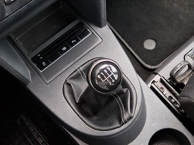Volkswagen Touran 2,0 TDI 7MÍST VÝHŘEV KLIMA - fotka 24 z 26