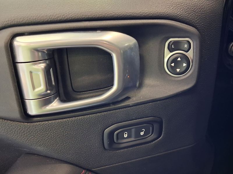 Jeep Wrangler (2024) Rubicon 2.0 Turbo 4WD - fotka 10 z 21