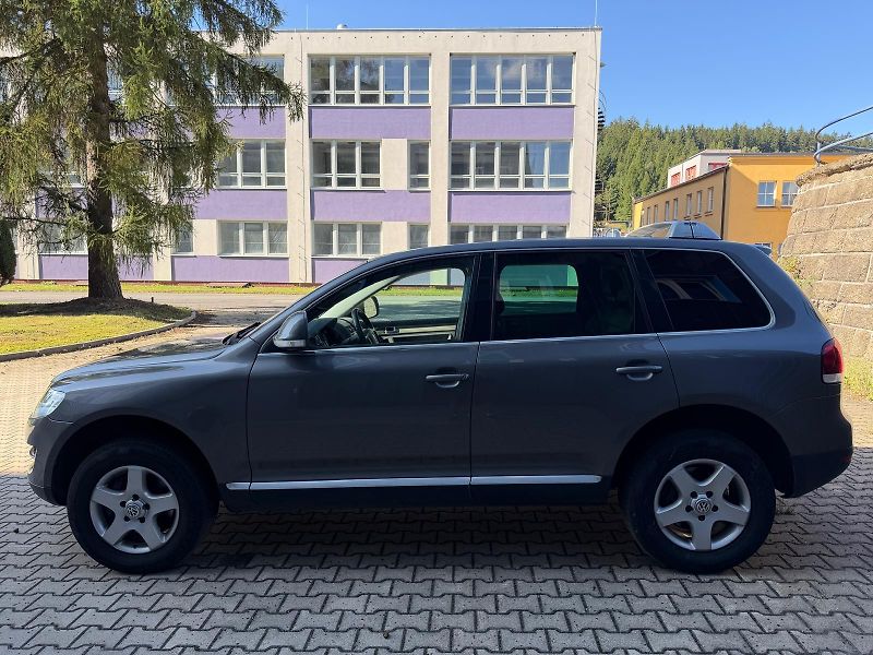 Volkswagen Touareg 3,0 TDi V6 4-motion /servis.k. - fotka 2 z 33
