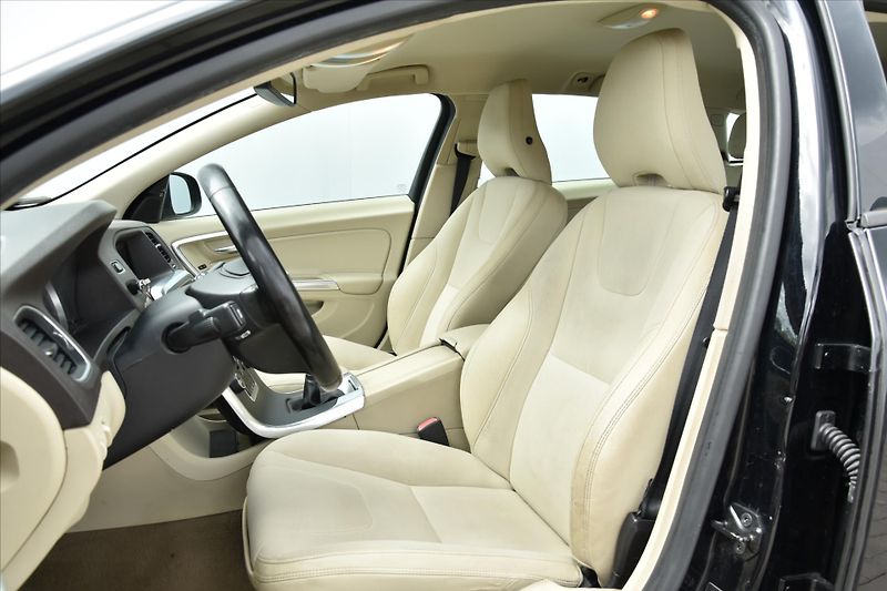 Volvo V60 D3 120kW SERVISNÍ KNIHA TAŽNÉ - fotka 10 z 20