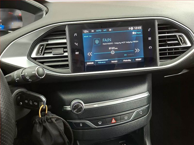 Peugeot 308 (2021) 1.5 BlueHDi, Tempomat - fotka 12 z 19