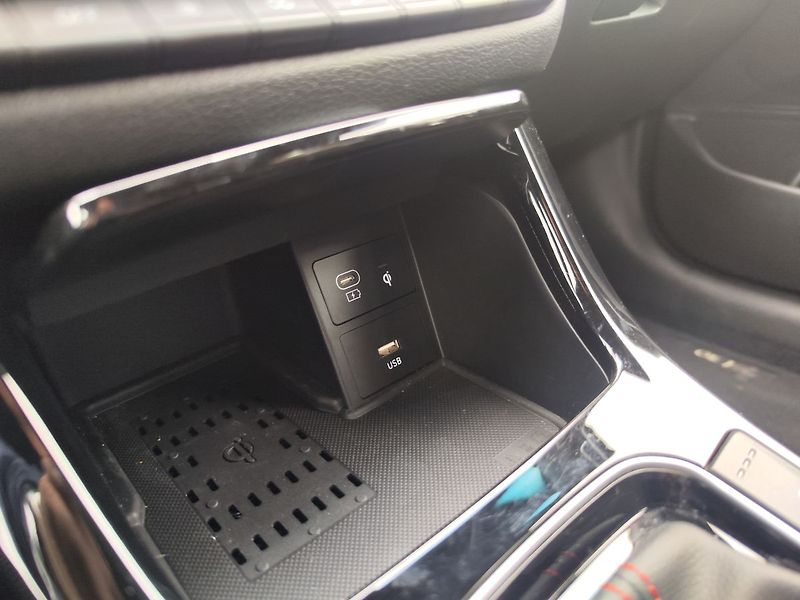 Hyundai i30 1.5 T-GDI/103kW N-Line DCT - fotka 23 z 35