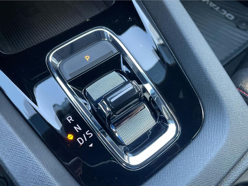 Škoda Octavia COMBI 2.0 TDi DSG 7st. RS - fotka 25 z 29