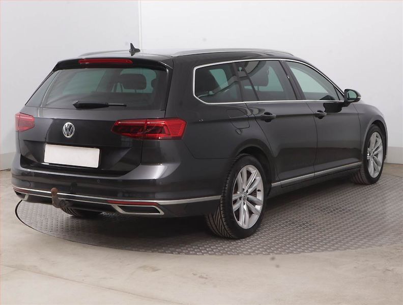 Volkswagen Passat (2020) Elegance 2.0 TDI, Automat - fotka 5 z 17