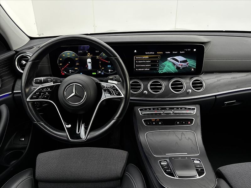 Mercedes-Benz Třídy E 300de 4MATIC TAŽNÉ DPH - fotka 15 z 33