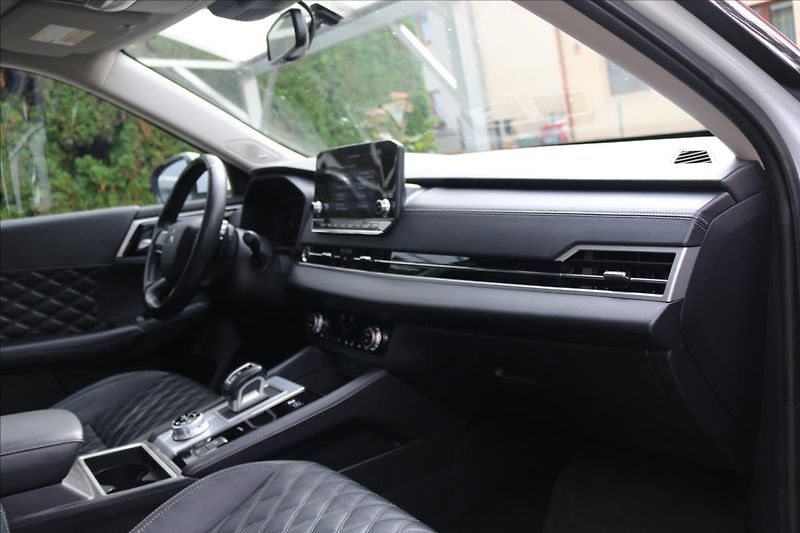 Mitsubishi Outlander 2,4 PHEV, 7míst, Tažné - fotka 36 z 56