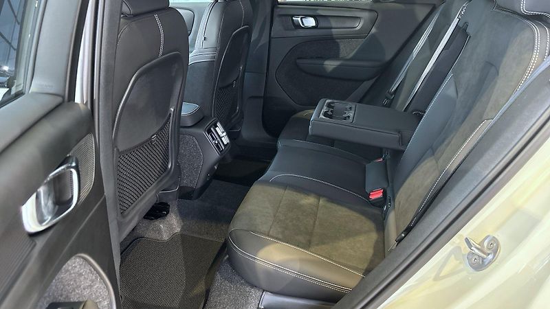 Volvo XC40 (2025) ULTRA DARK, B4 FWD, 145+10 kW - fotka 9 z 11