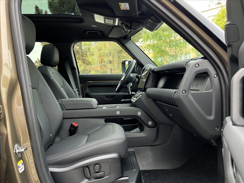 Land Rover Defender (2026) 110 D250 X-DYNAMIC SE - fotka 31 z 32