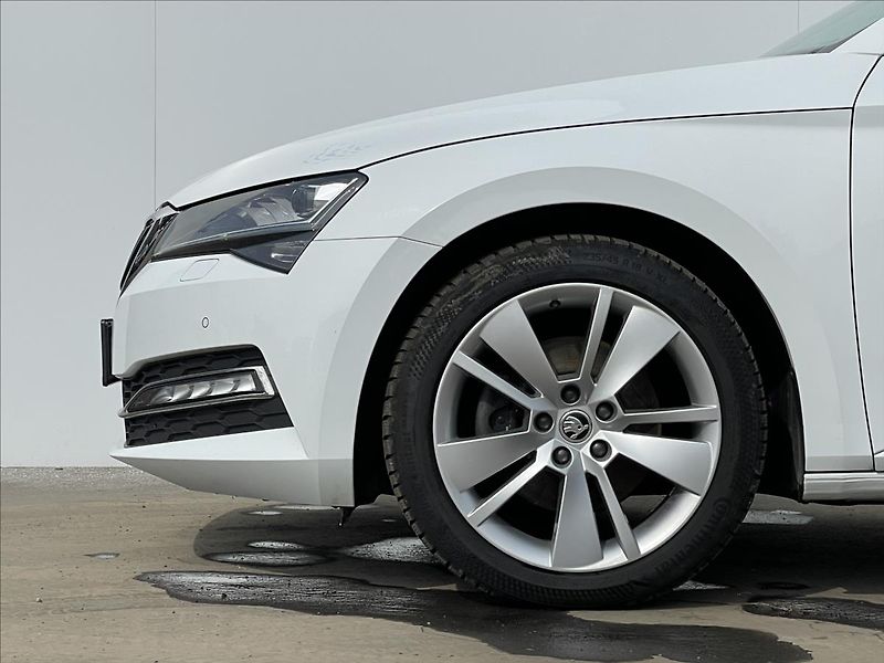Škoda Superb 2,0 TDI DSG Combi Style Extra - fotka 20 z 24