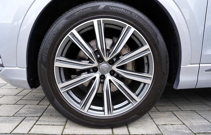 Audi Q8 55 TFSI Q/21kola/S-line/B&O - fotka 21 z 44