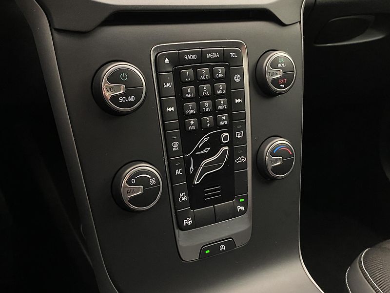 Volvo V40 T2 MOMENTUM  - fotka 27 z 39