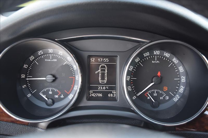 Škoda Superb 2,0 TDI 125KW TOP VÝBAVA ALU - fotka 41 z 50