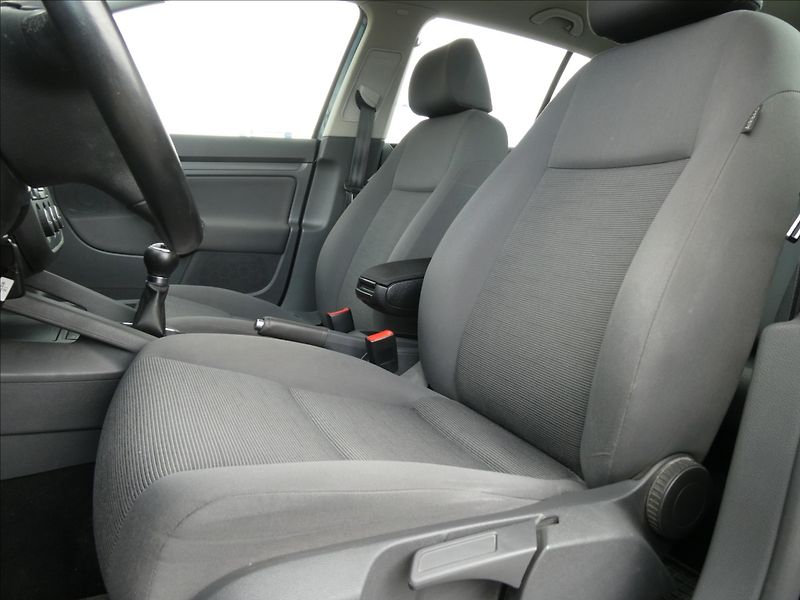 Volkswagen Golf 1,4 i 16V serviska,ČR,2.majite - fotka 33 z 49