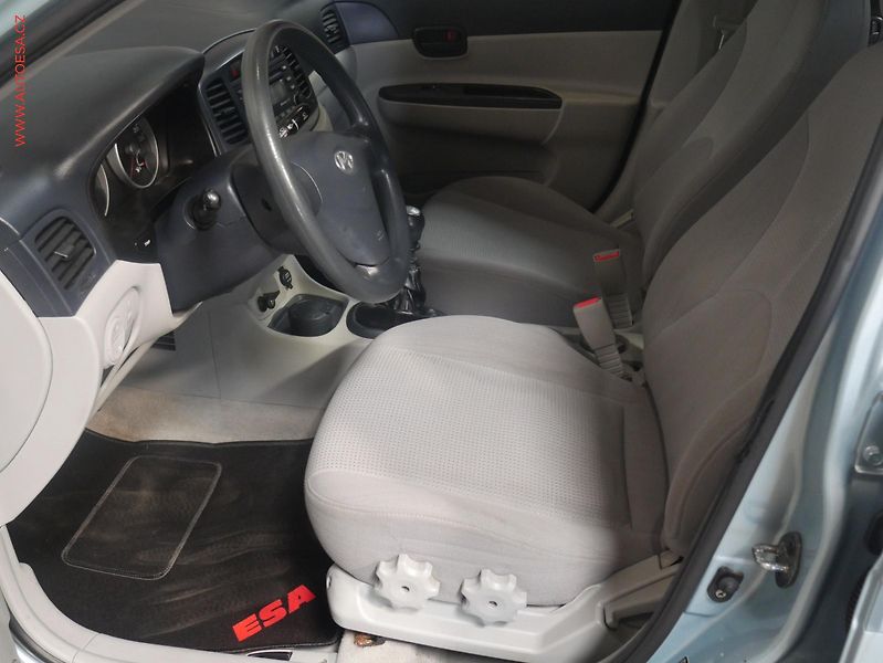 Hyundai Accent (2008) 1.4i, ČR, AC, zmk.řazení - fotka 9 z 15