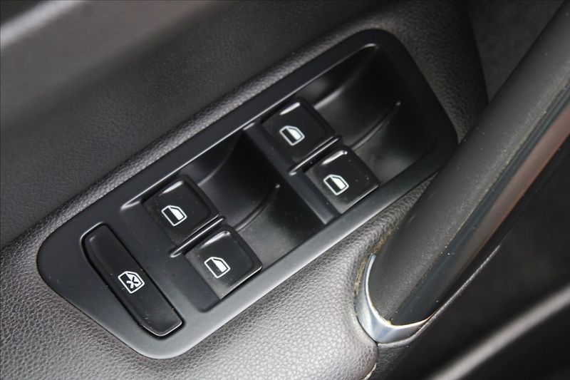 Volkswagen Golf 1,4 TSI  VÝHŘEVY,TAŽNÉ,BIXENON - fotka 19 z 28