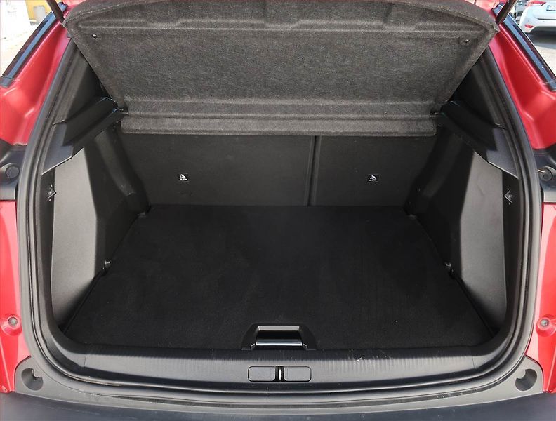 Peugeot 2008 (2023) 1.2 PureTech, Automat, ČR - fotka 14 z 22