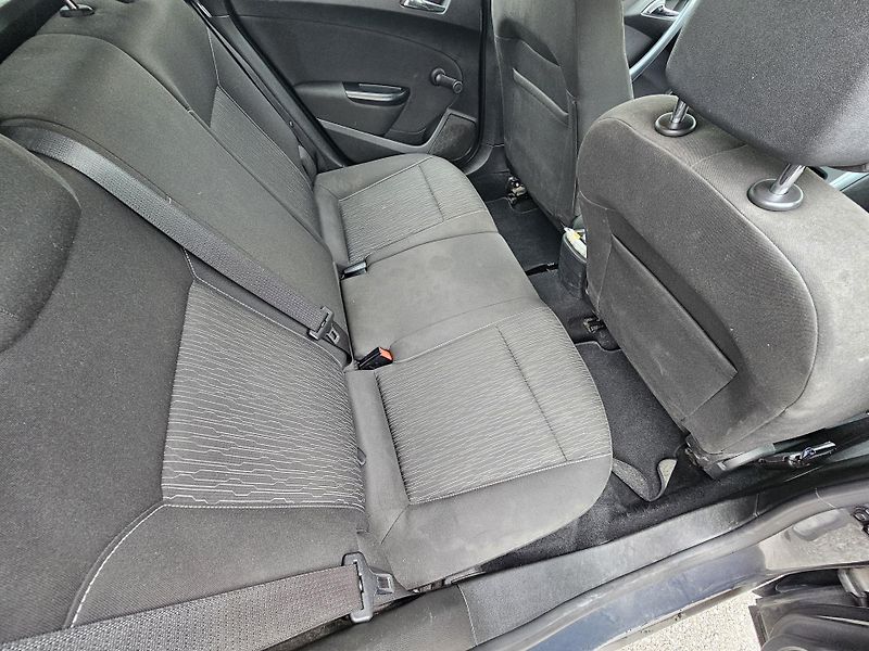 Opel Astra (2013) J 1.7CDTI - fotka 16 z 17