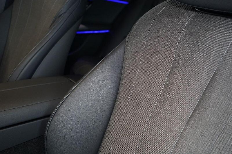 Mercedes-Benz Třídy E 220d 4MATIC, KEYLESS,DISTRONIC - fotka 19 z 43