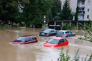 Při povodních hrozí zaplavení motoru auta.