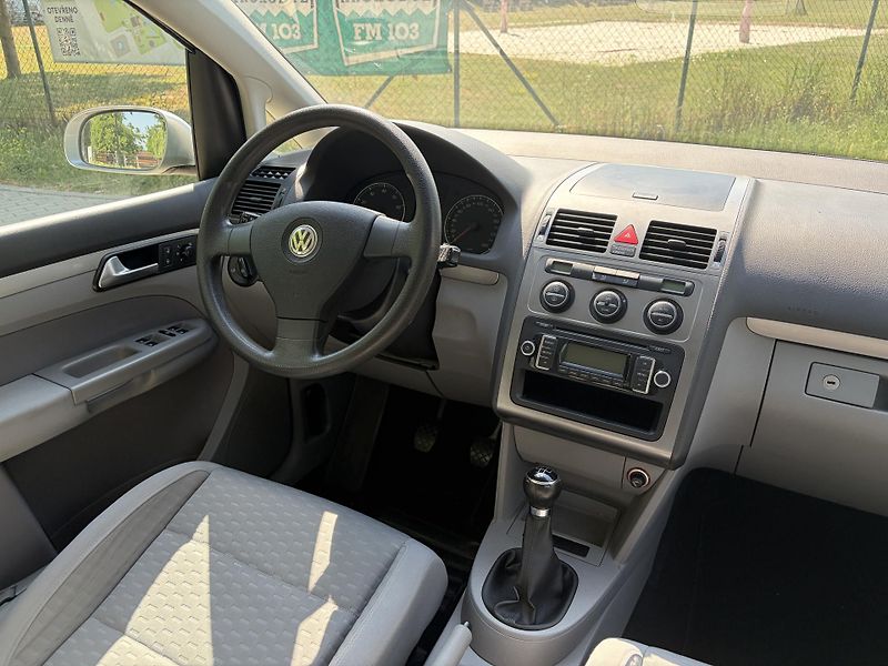 Volkswagen Touran 1.6 75kw Trendline 7 míst - fotka 19 z 25