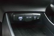 Dvojici USB slotů doplňuje i 12V zásuvka.