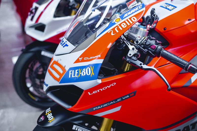 Ducati Panigale V4 S (2018) CORSE ex Jorge Lorenzo - fotka 10 z 39