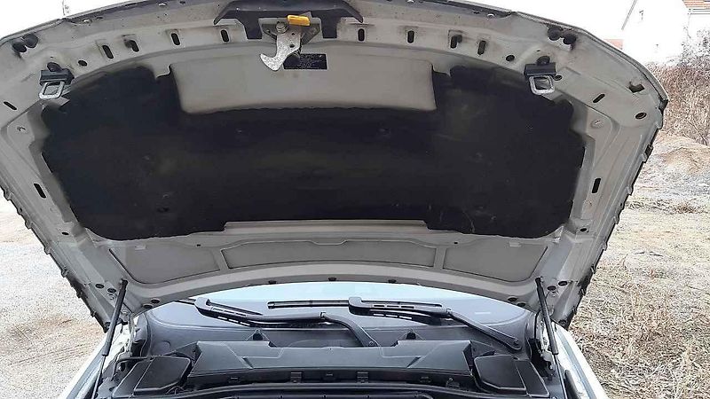 Přední část jakoby byla z většího vozu, než ta zadní. Tuto asymetrii ale BMW dotáhlo do extrému až u některých kusů jedničkové řady.
