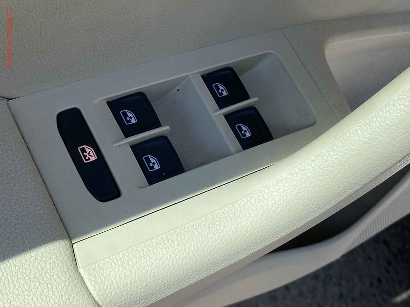 Škoda Octavia (2015) 1.6TDi, ČR, AC, výhřev sed - fotka 11 z 17