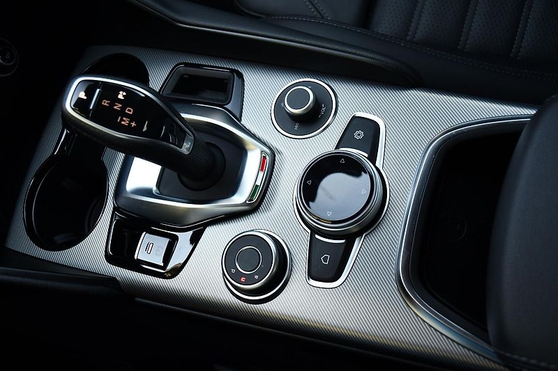 Alfa Romeo Giulia 2,0 VELOCE 16V 206kW AT8-Q4 - fotka 35 z 54