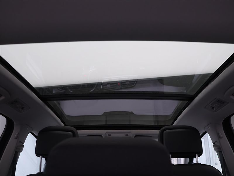 Volkswagen Touran 1,6 TDI DSG Panorama LED 1.Maj - fotka 24 z 31
