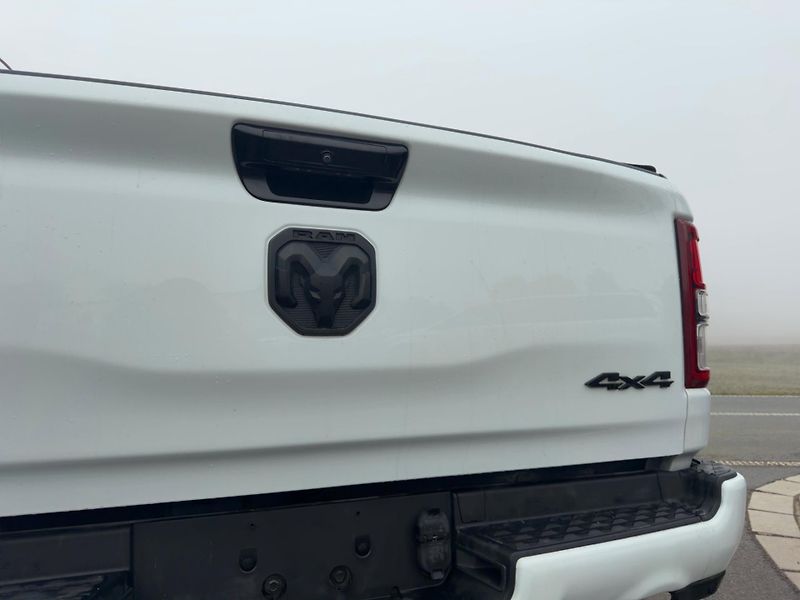 Dodge RAM 1500 (2023) Bighorn 5,7 Hemi Lonestar Crew - fotka 7 z 20