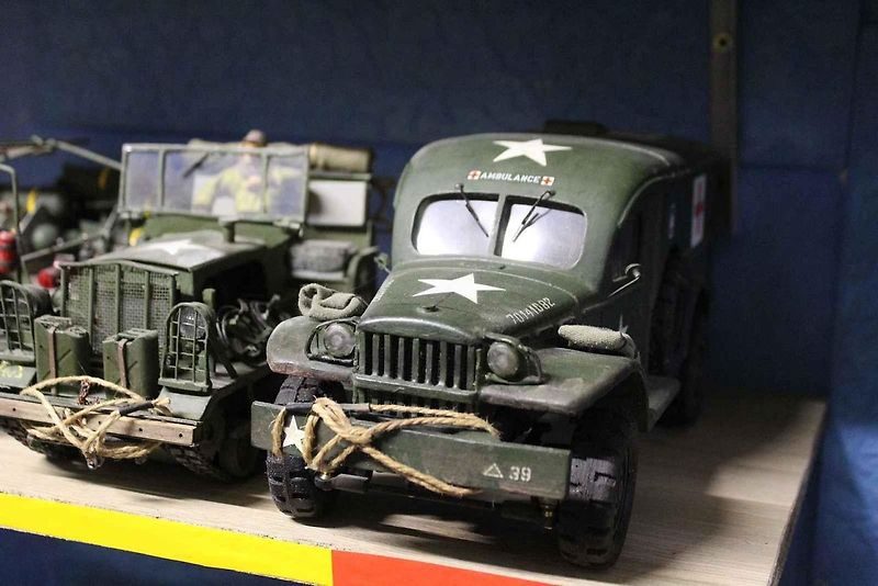 Luděk Novák propadl kouzlu RC modelů. Na snímku Hračka auta Unimog, předělaná na RC model.