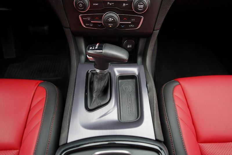 Dodge Charger 5.7 V8 Hemi R/T, kůže/AT/375 P - fotka 35 z 44