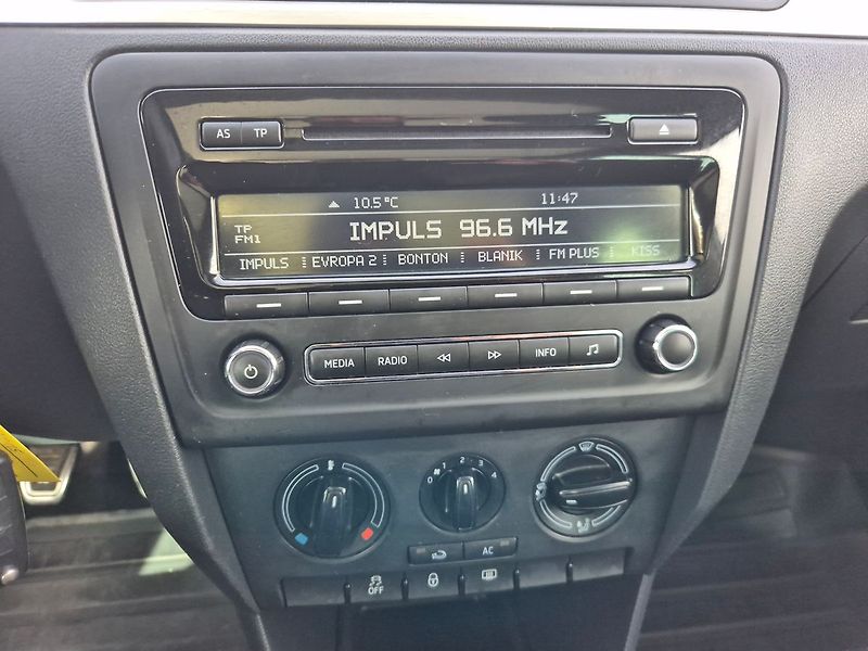 Škoda Rapid 1.6TDi 77kw, elegance - fotka 19 z 24