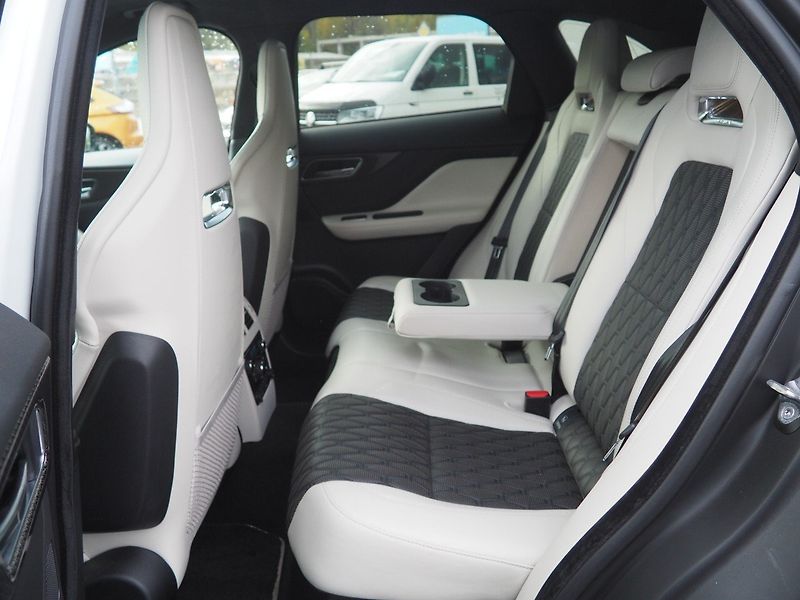 Jaguar F-Pace (2019) 5.0 SVR 550HP, Plný servis - fotka 12 z 43