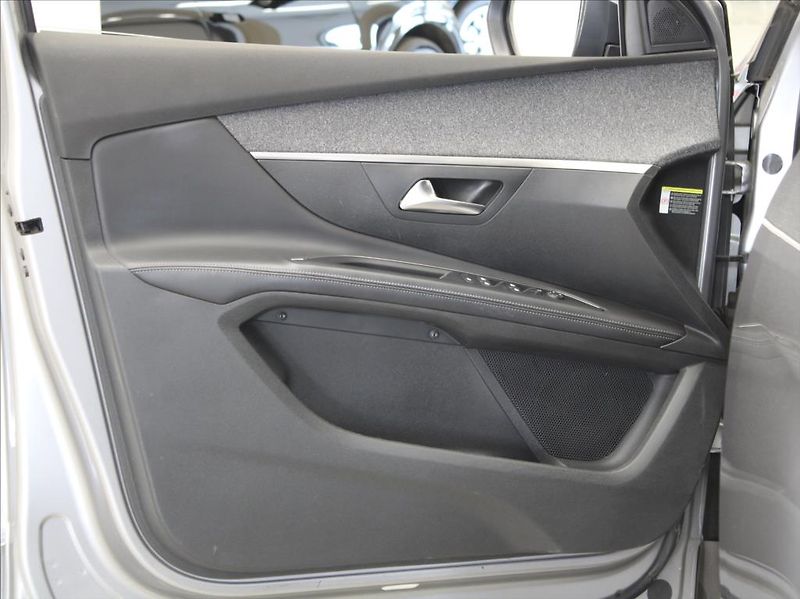 Peugeot 5008 1,2 PT 96kW AT Pano.Paměť  7-m - fotka 20 z 32